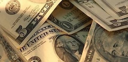 Dolar je pao nakon sto je licna potrosnja u Americi ostala nepromenjena u avgustu